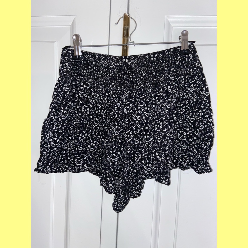 American Eagle Black and White Floral Stretch Mini Shorts - Women’s Size XS